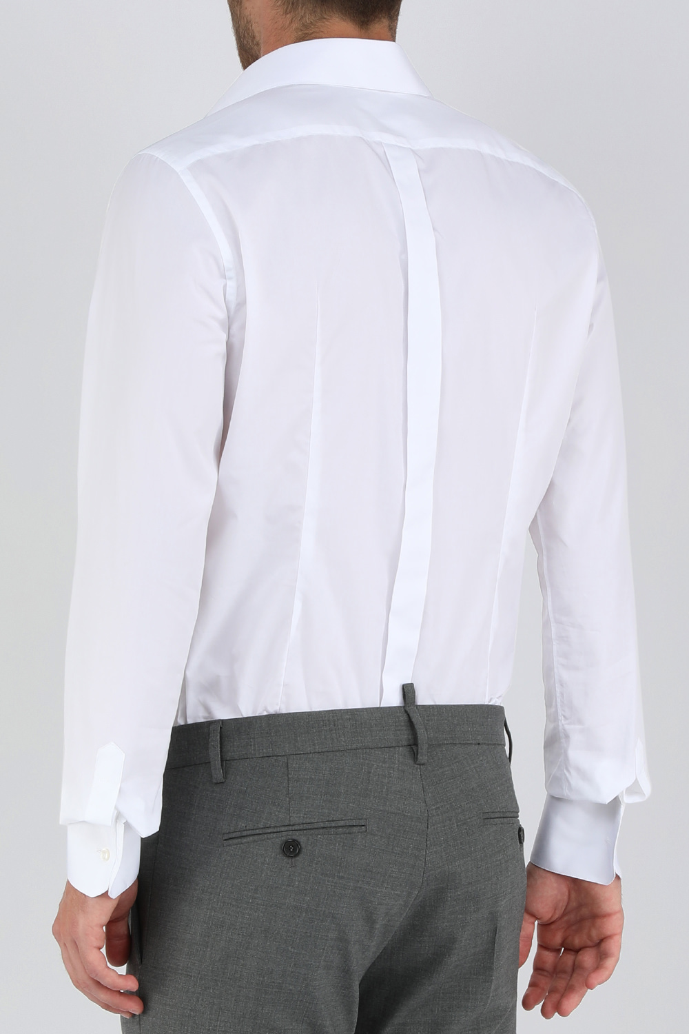 תמונת דוגמן אחורית של חולצה מכופתרת לבנה עם לוגו מטאלי כסוף