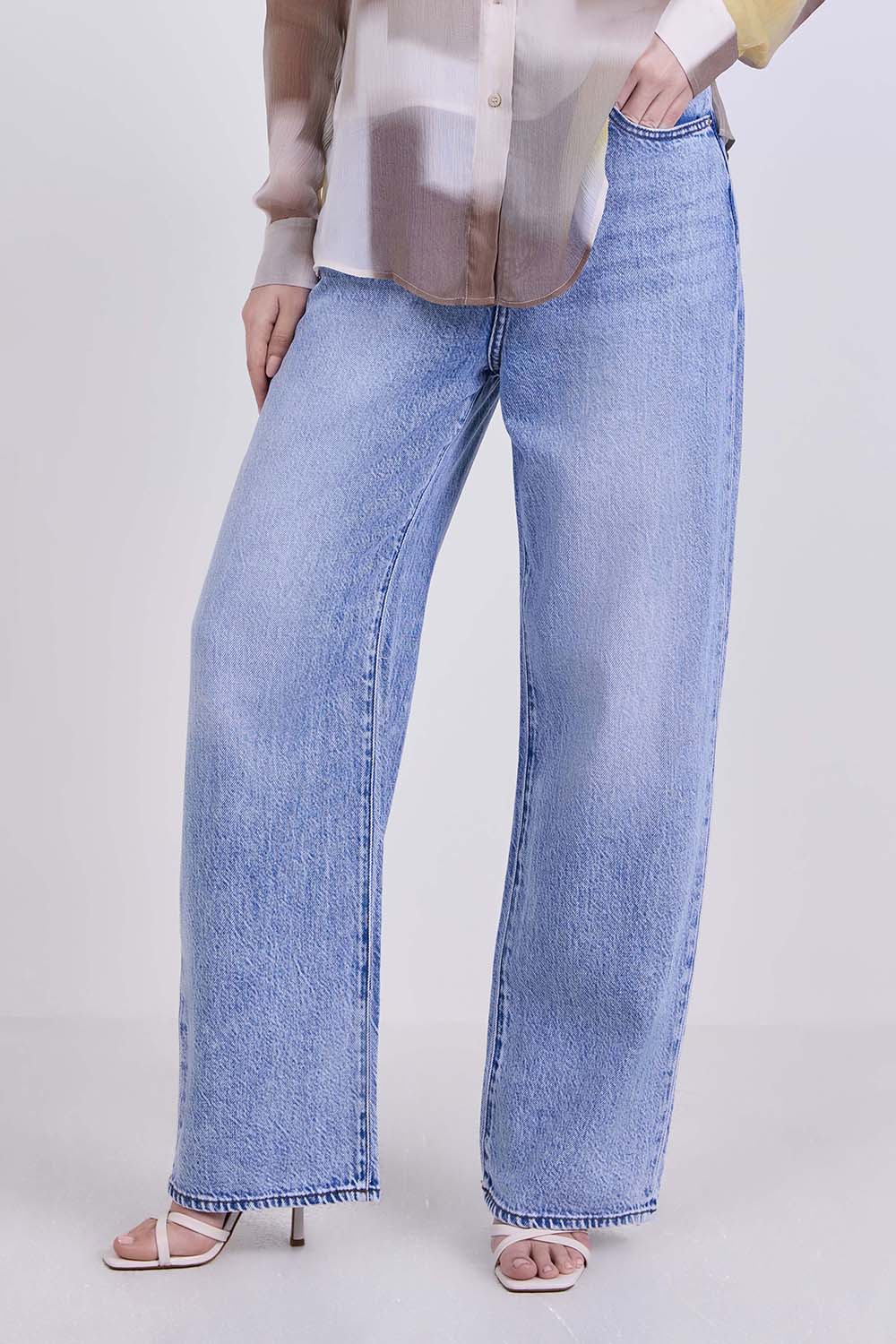 תמונת דוגמן קידמית של מכנסי ג'ינס בגזרה משוחררת