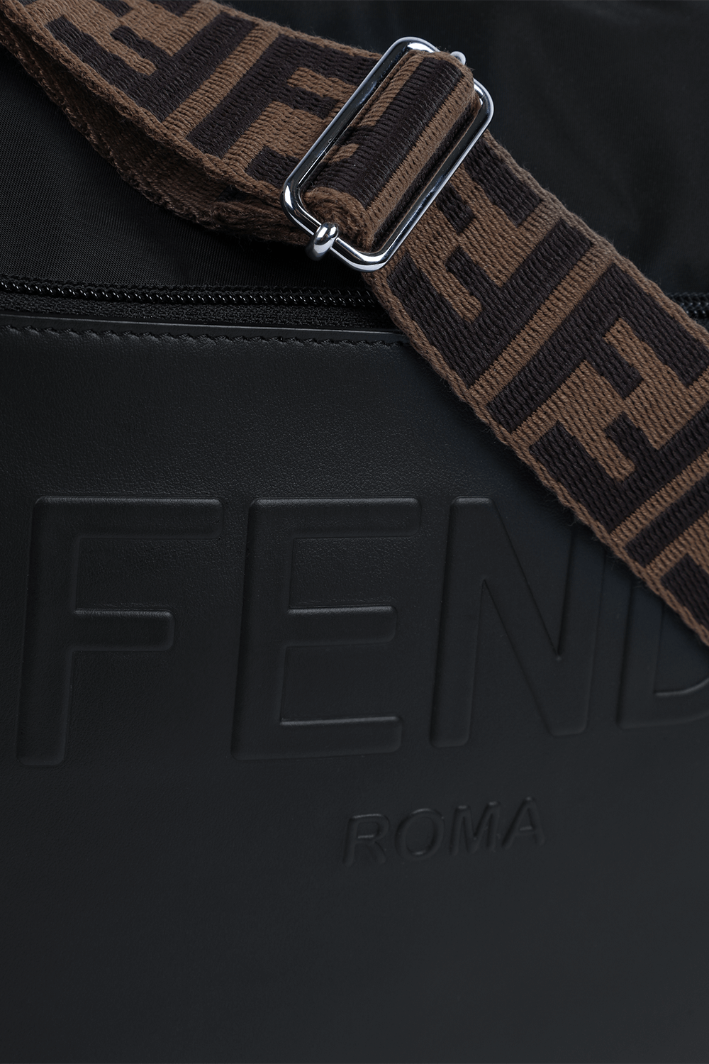 תמונת פנים של תיק ומשטח החתלה מונוגרמיים