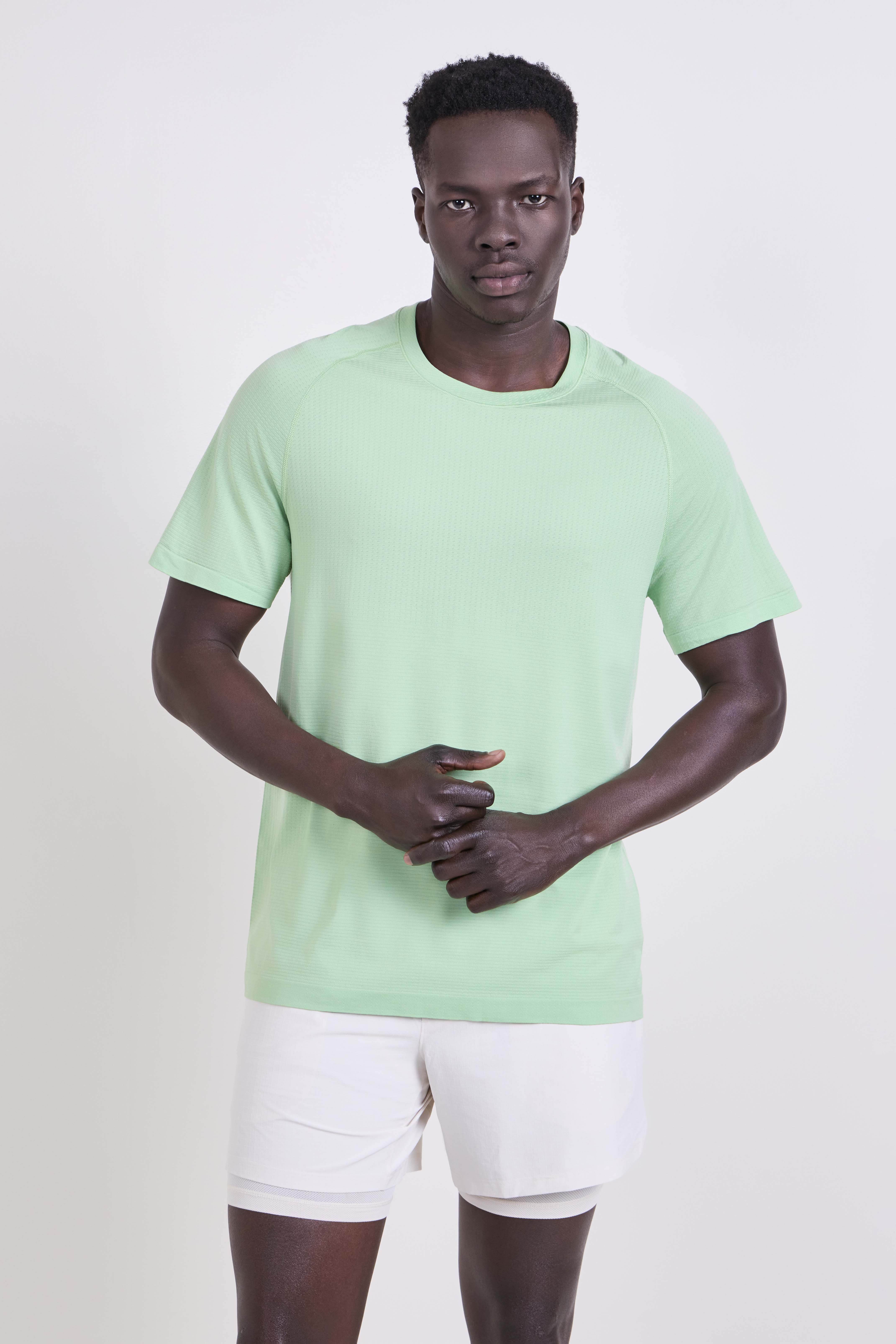 תמונת דוגמן קידמית של Metal Vent Tech Short-Sleeve Shirt