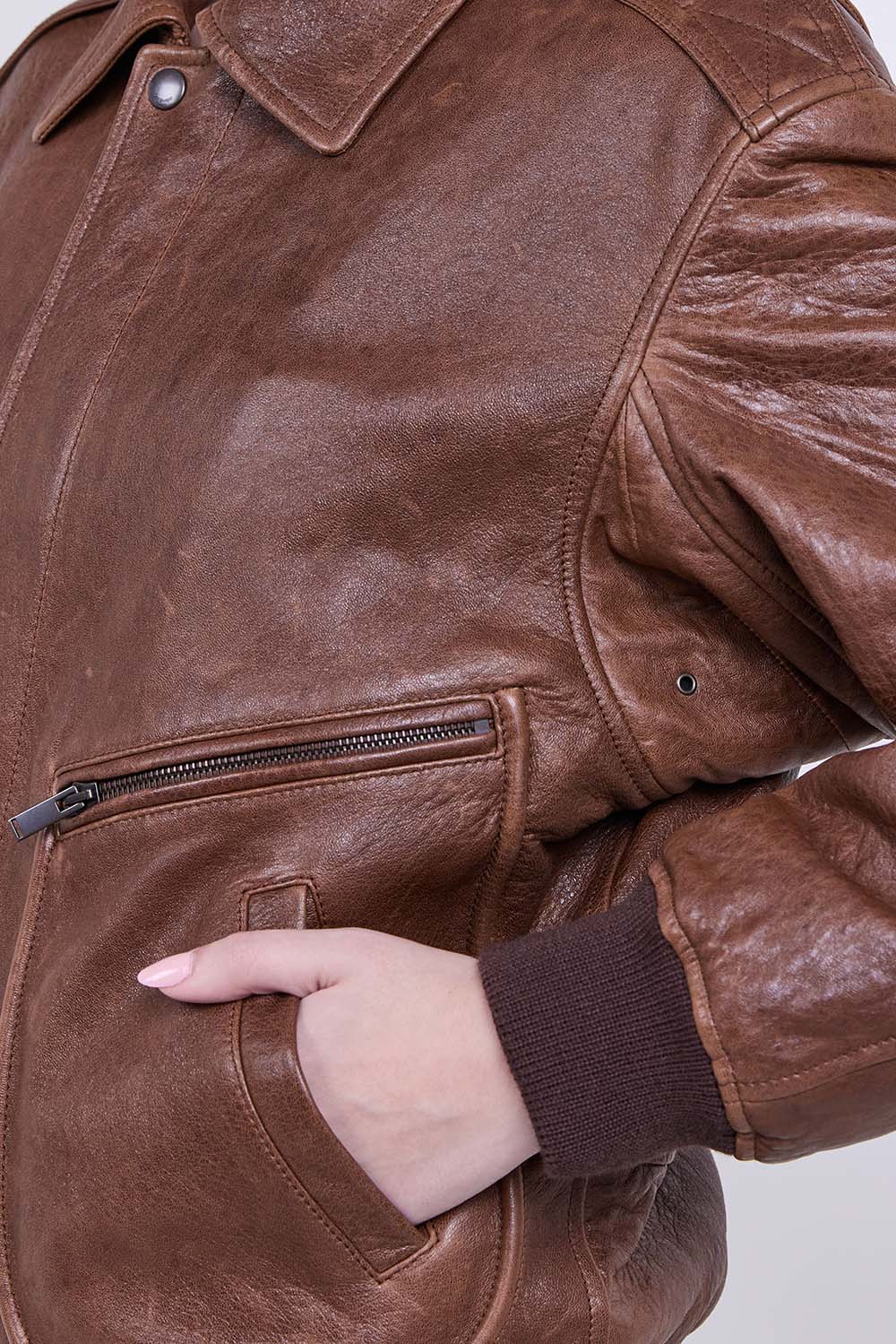 תמונת תקריב דוגמן של ז'קט בומבר עור