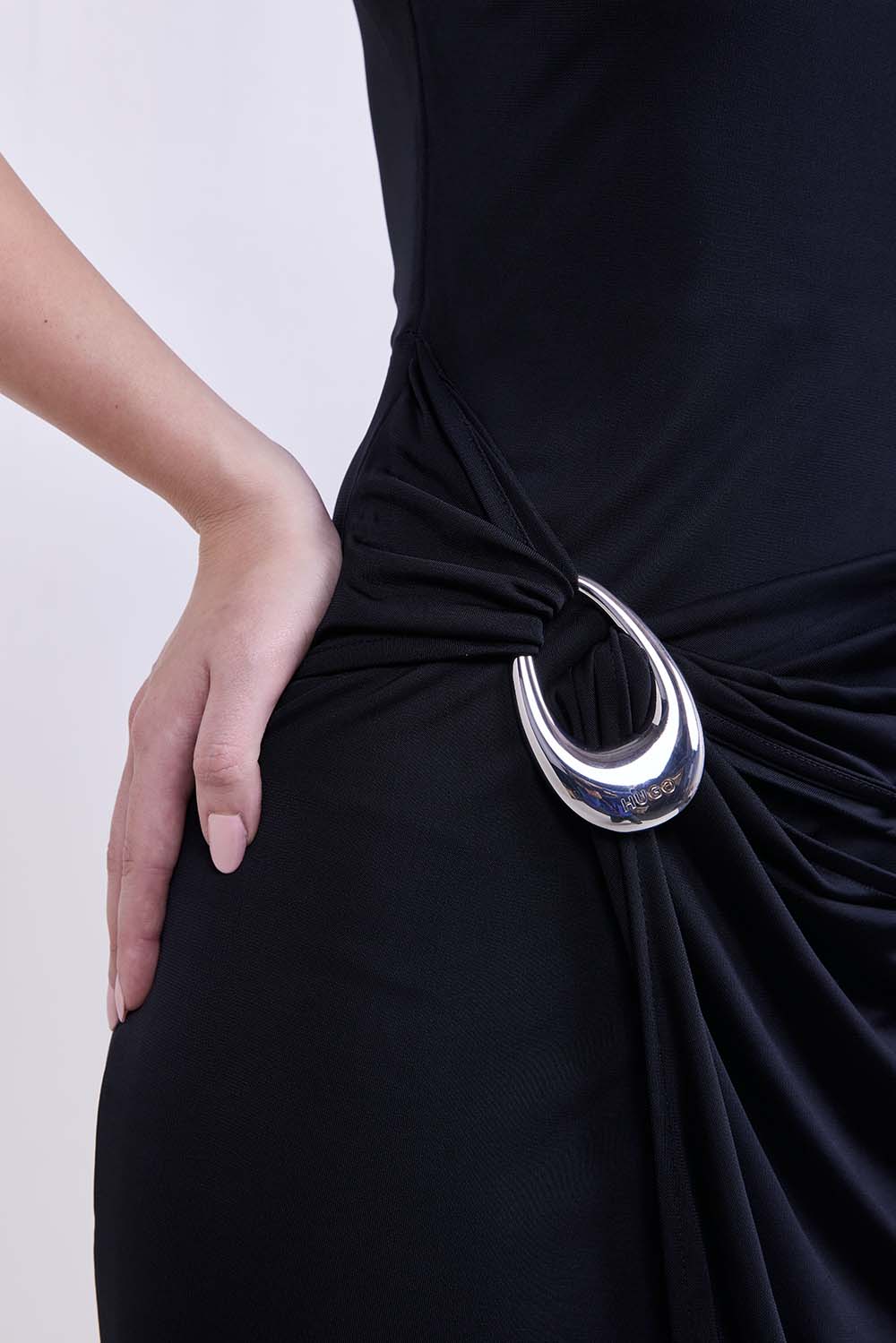 תמונת תקריב דוגמן של שמלת מידי בגזרת סלים