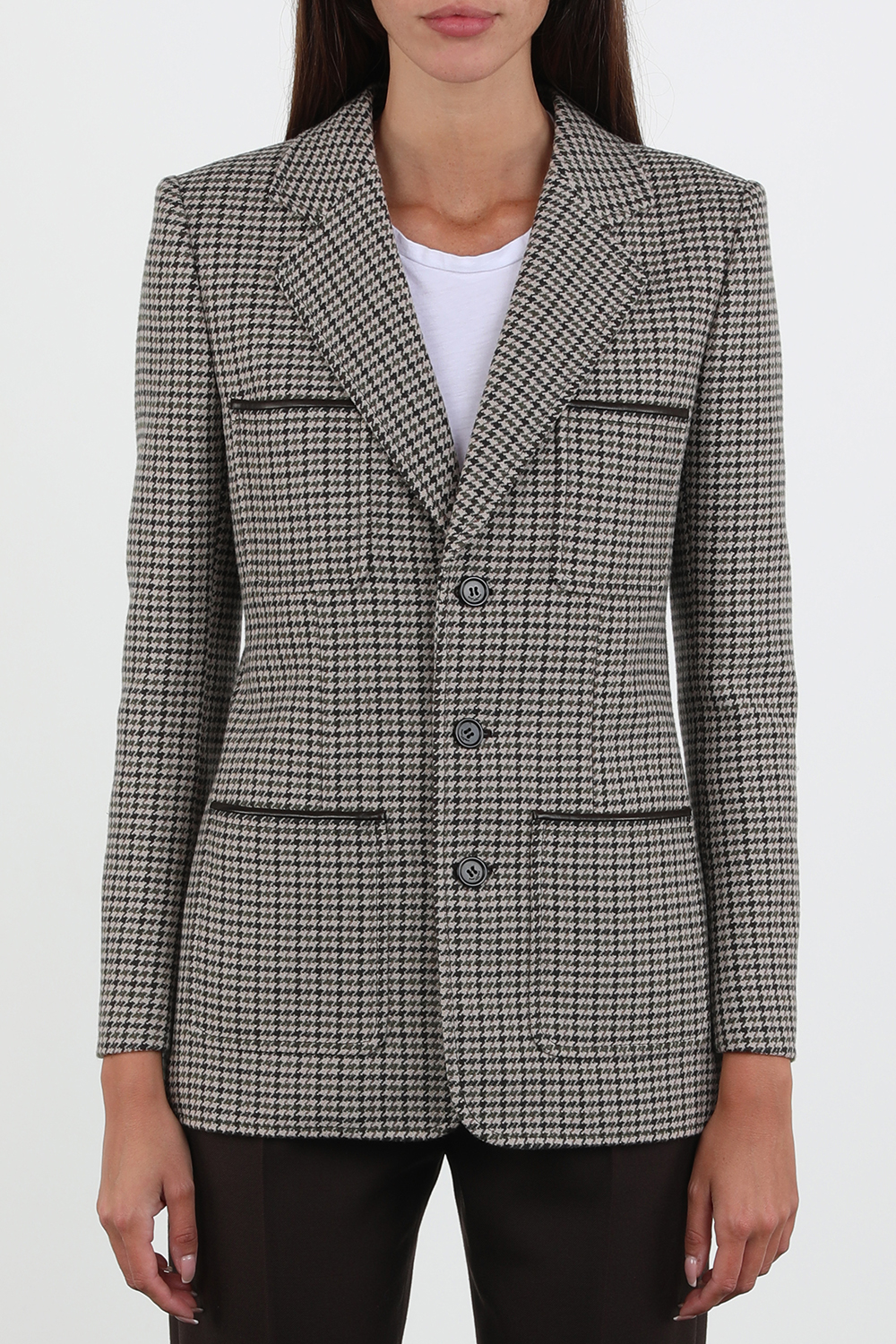 תמונת דוגמן קידמית של בלייזר צמר עם דוגמת פפיטה בגווני שחור ולבן