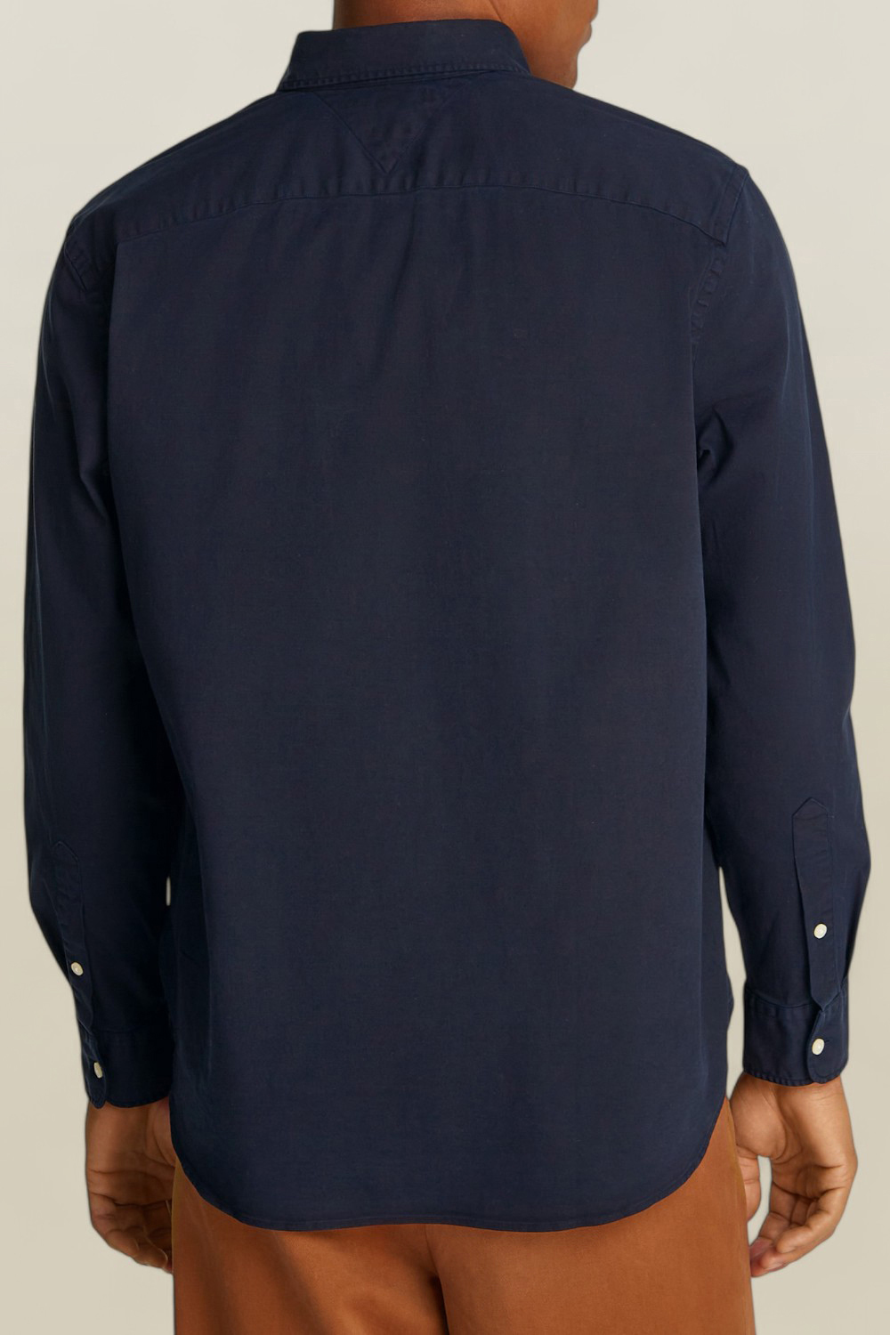 תמונת דוגמן אחורית של חולצה מכופתרת