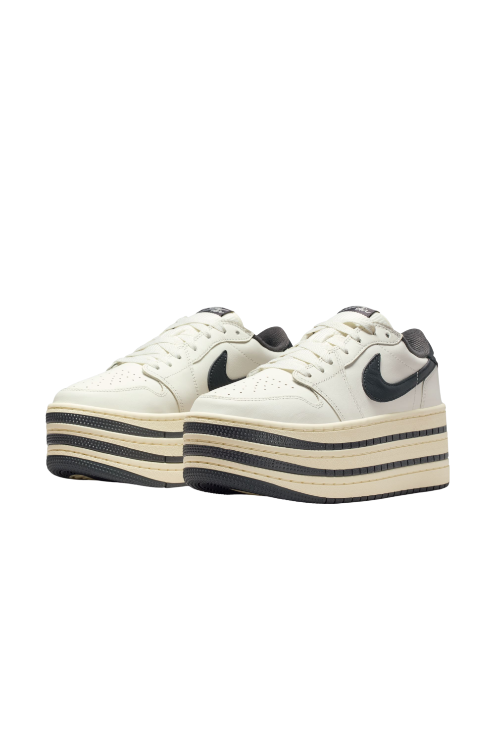 תמונת תקריב של נעלי סניקרס איר ג'ורדן 1 טריפל סטק