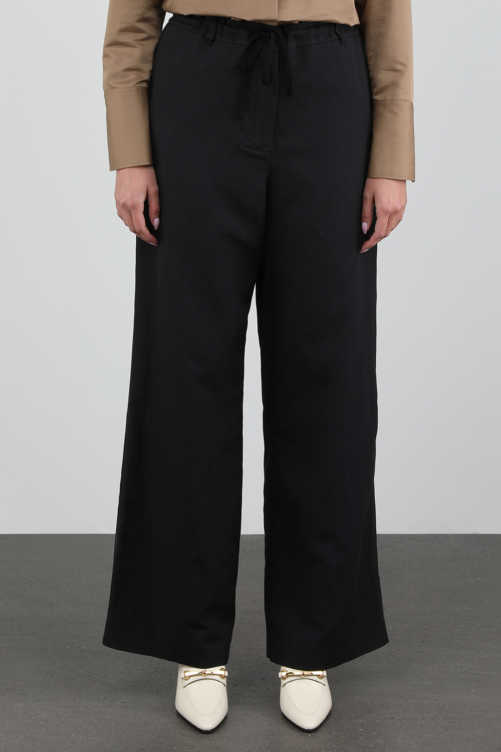 תמונת דוגמן קידמית של מכנסיים מחויטים שחורים בגזרה גבוהה