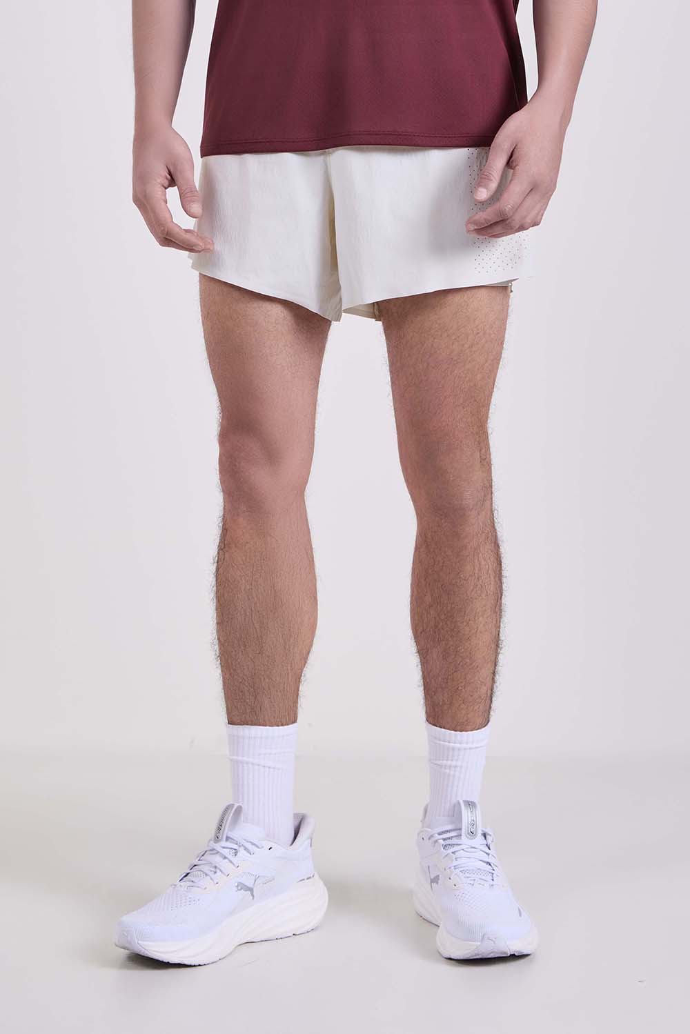 תמונת דוגמן קידמית של Perforated Lined Running Short 5''