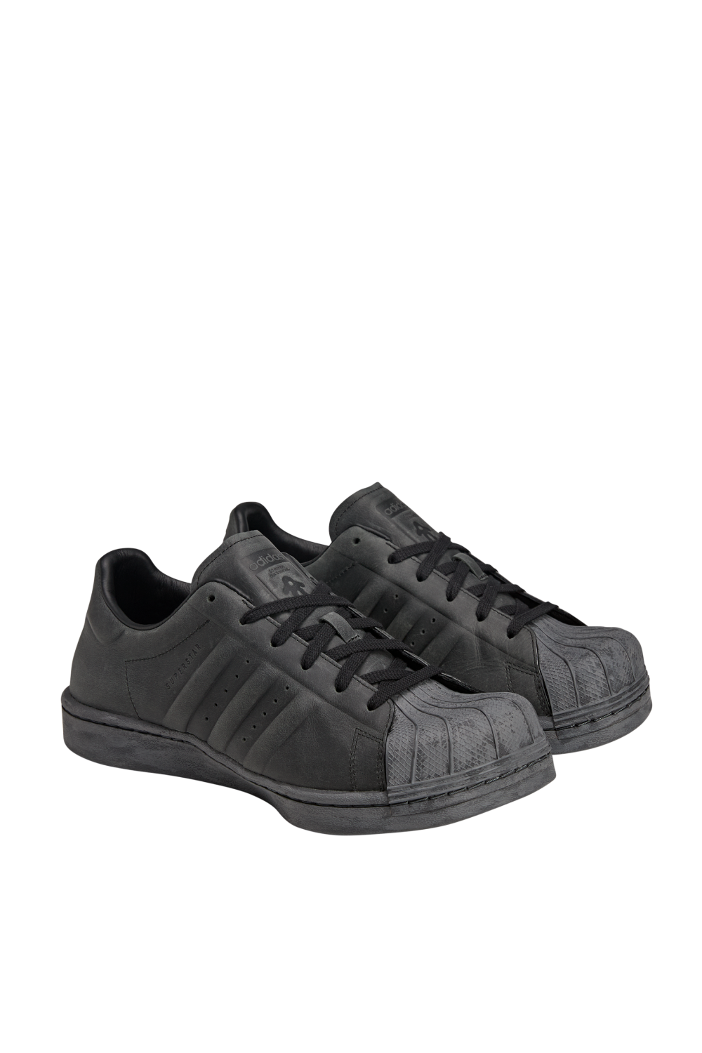 תמונת תקריב של נעלי סניקרס סופרסטאר Adidas X AVAVAV