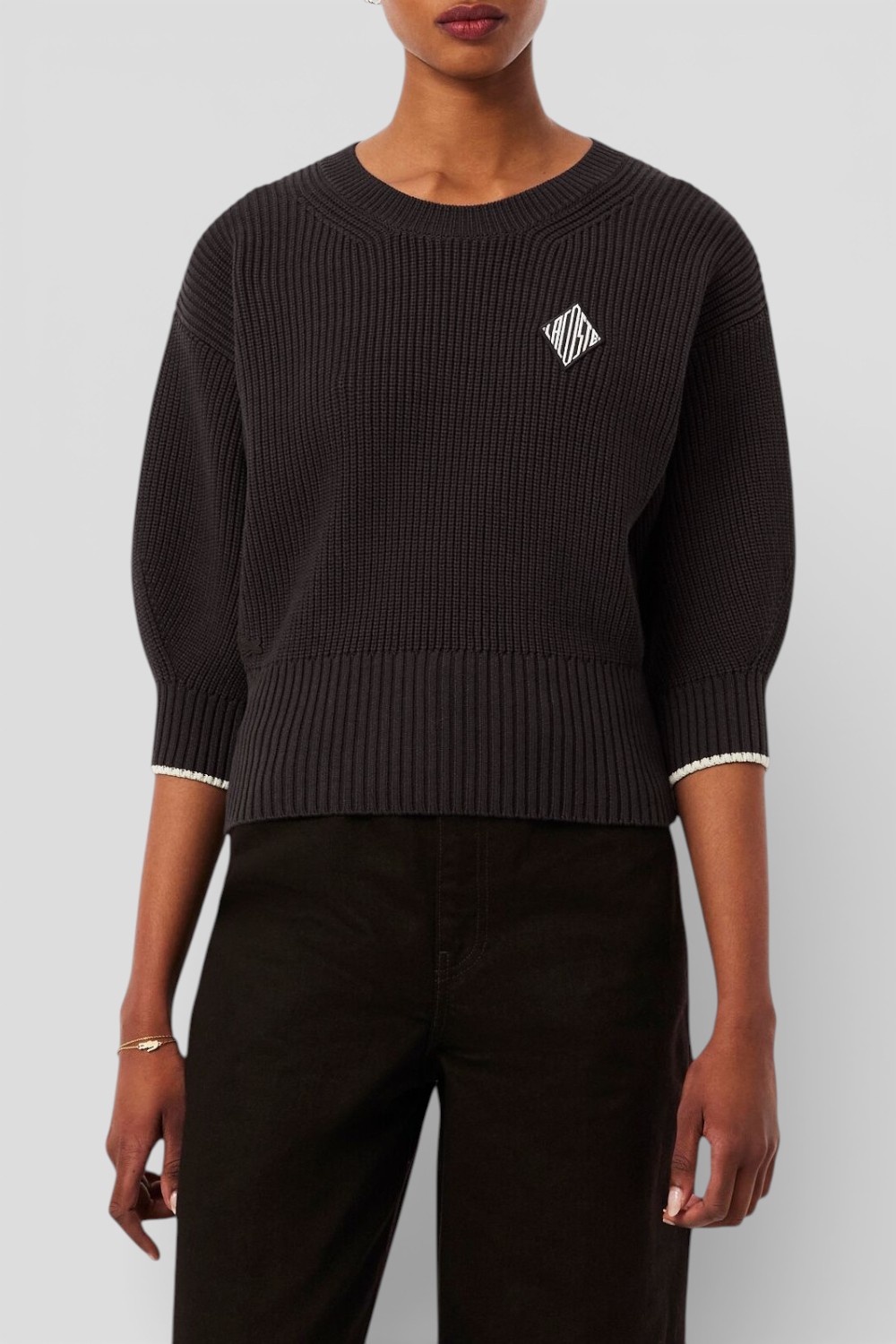 תמונת דוגמן קידמית של סריג בגזרה משוחררת