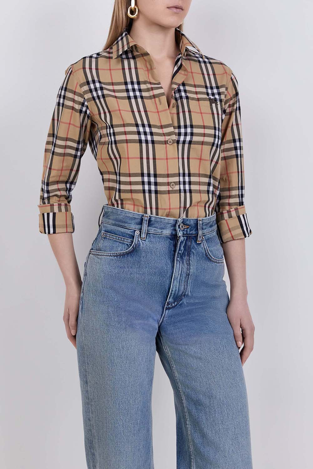 תמונת דוגמן קידמית של חולצה מכופתרת