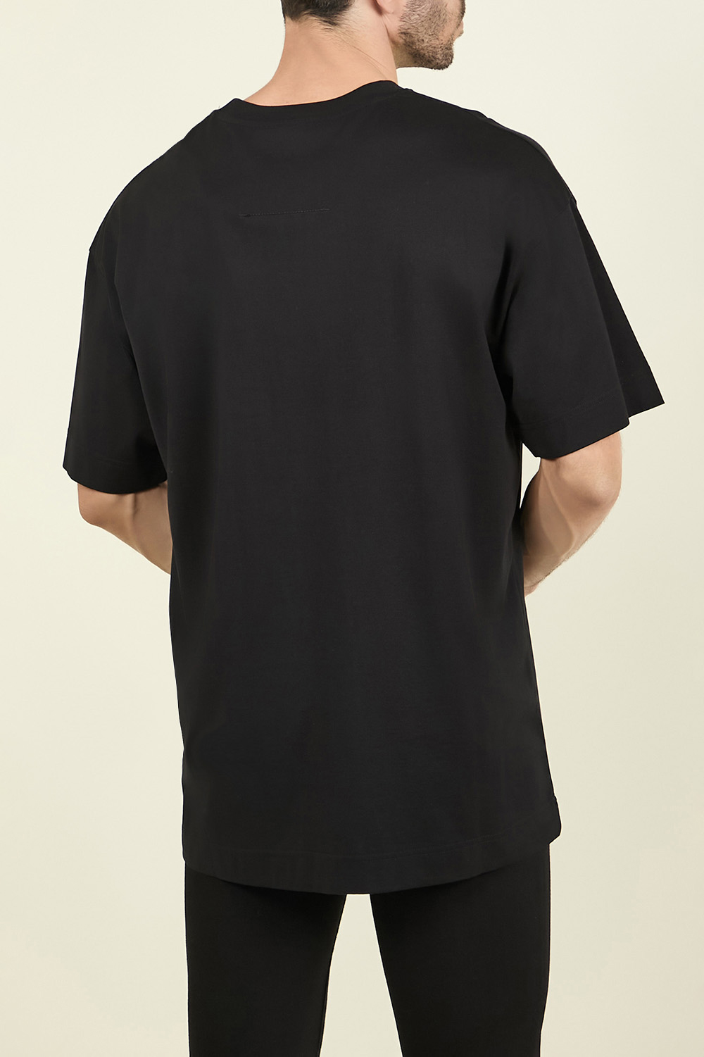 תמונת דוגמן אחורית של חולצת טי עם חתימת ז'יבנשי