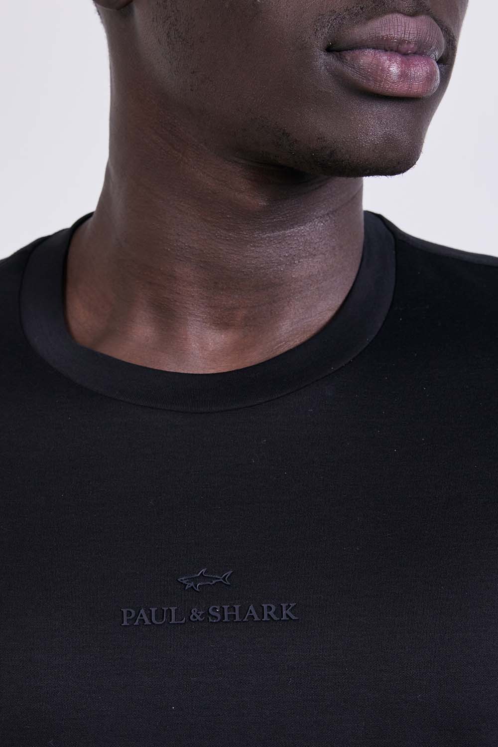 תמונת תקריב דוגמן של חולצת טי