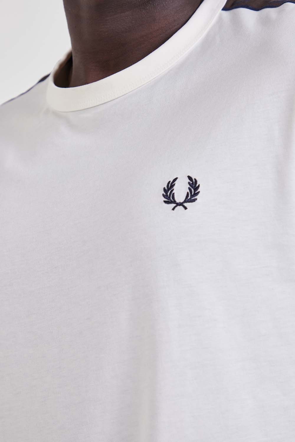 תמונת תקריב דוגמן של חולצת טי