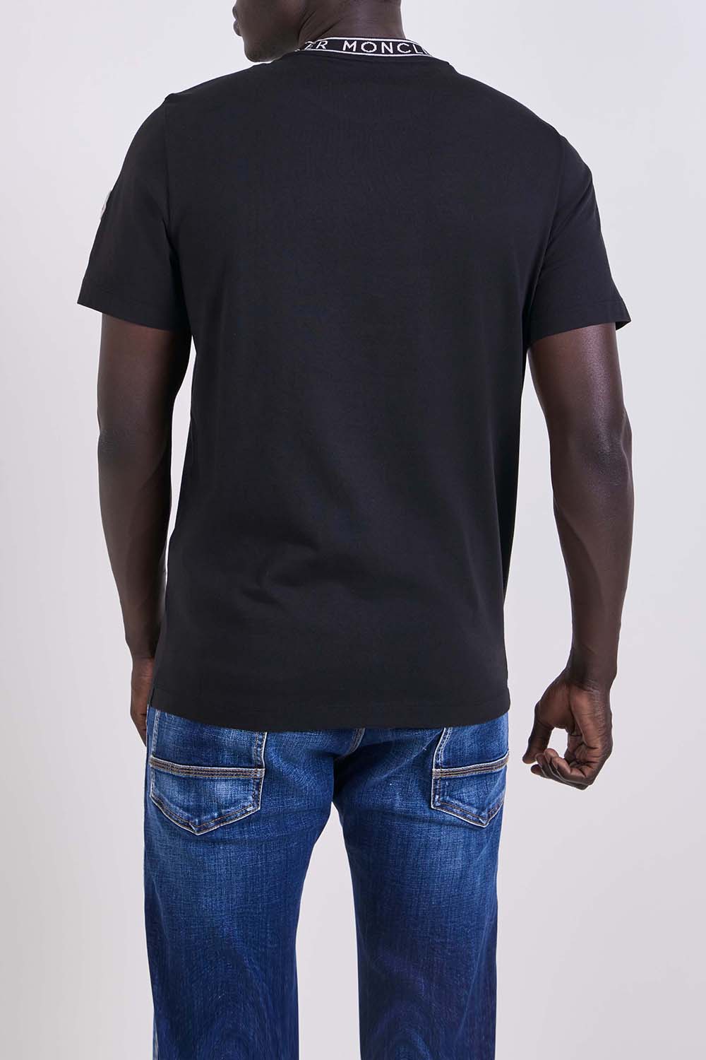 תמונת דוגמן אחורית של חולצת טי