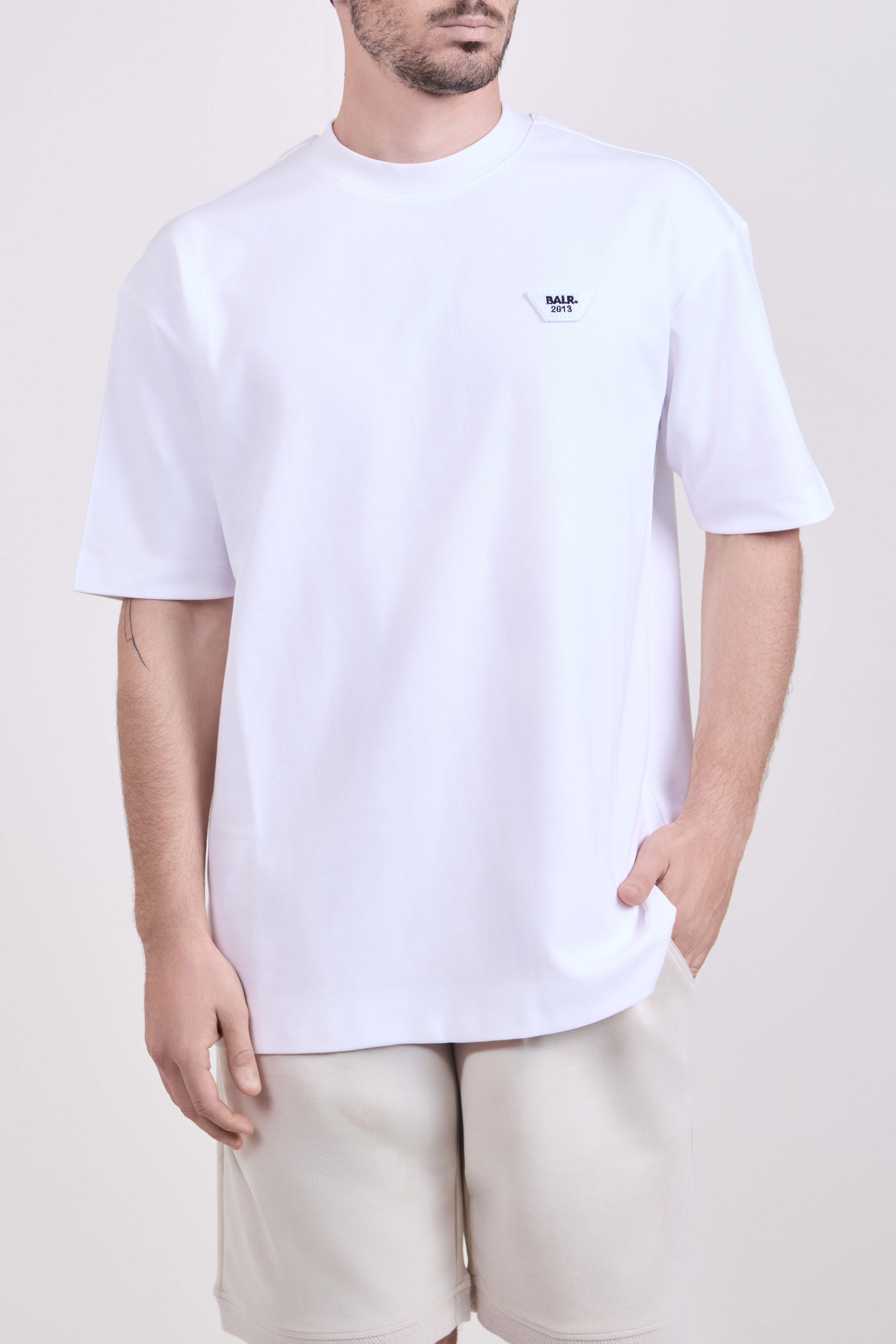 תמונת דוגמן קידמית של חולצת טי אוברסייז