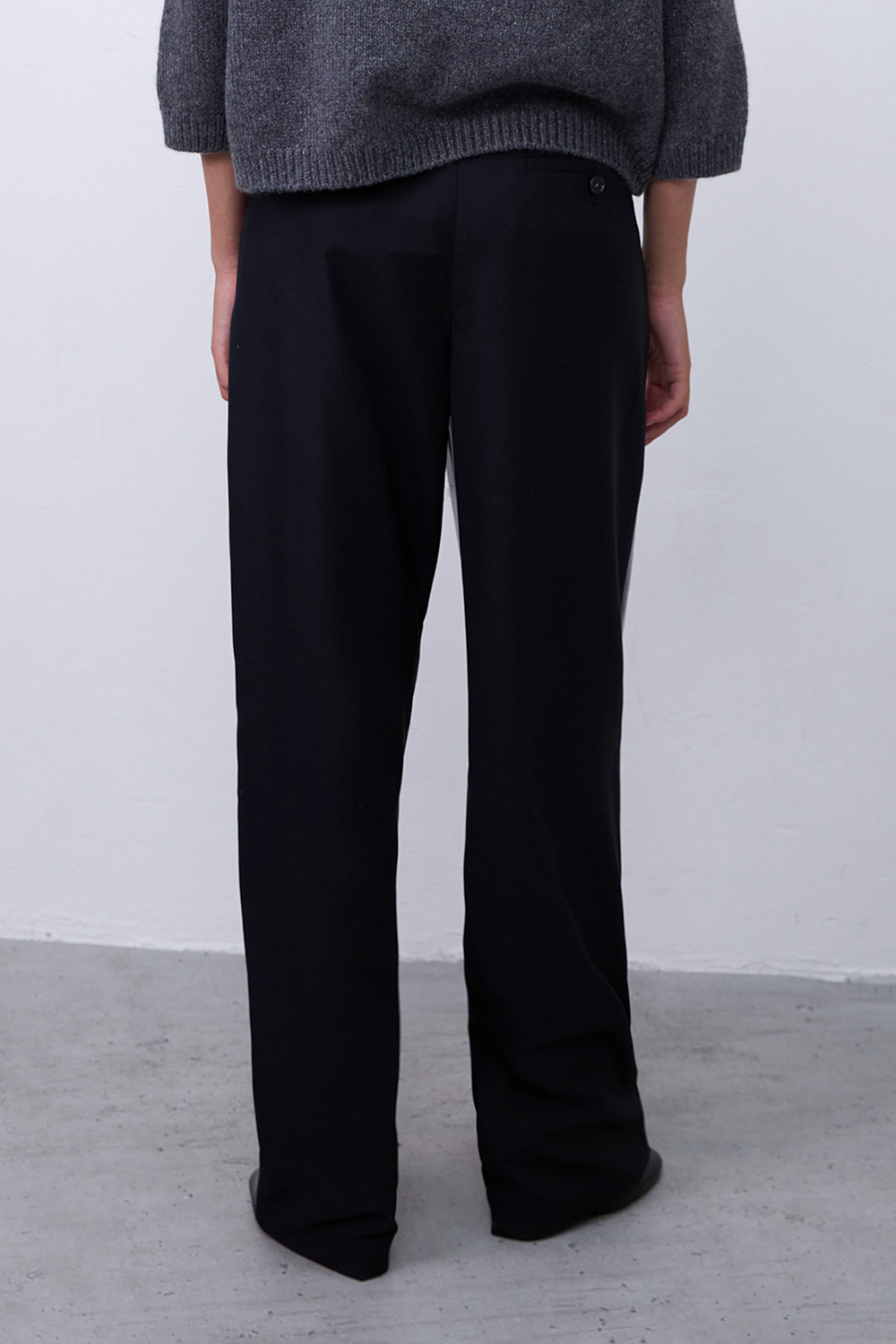 תמונת דוגמן אחורית של מכנסיים דמויי עור