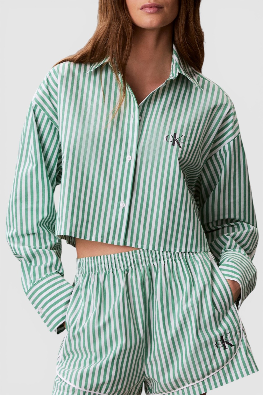 תמונת דוגמן קידמית של חולצה מכופתרת קרופ