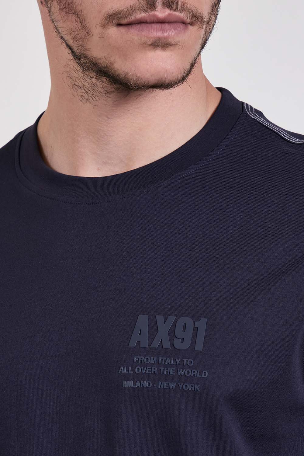 תמונת תקריב דוגמן של חולצת טי בגזרת סלים