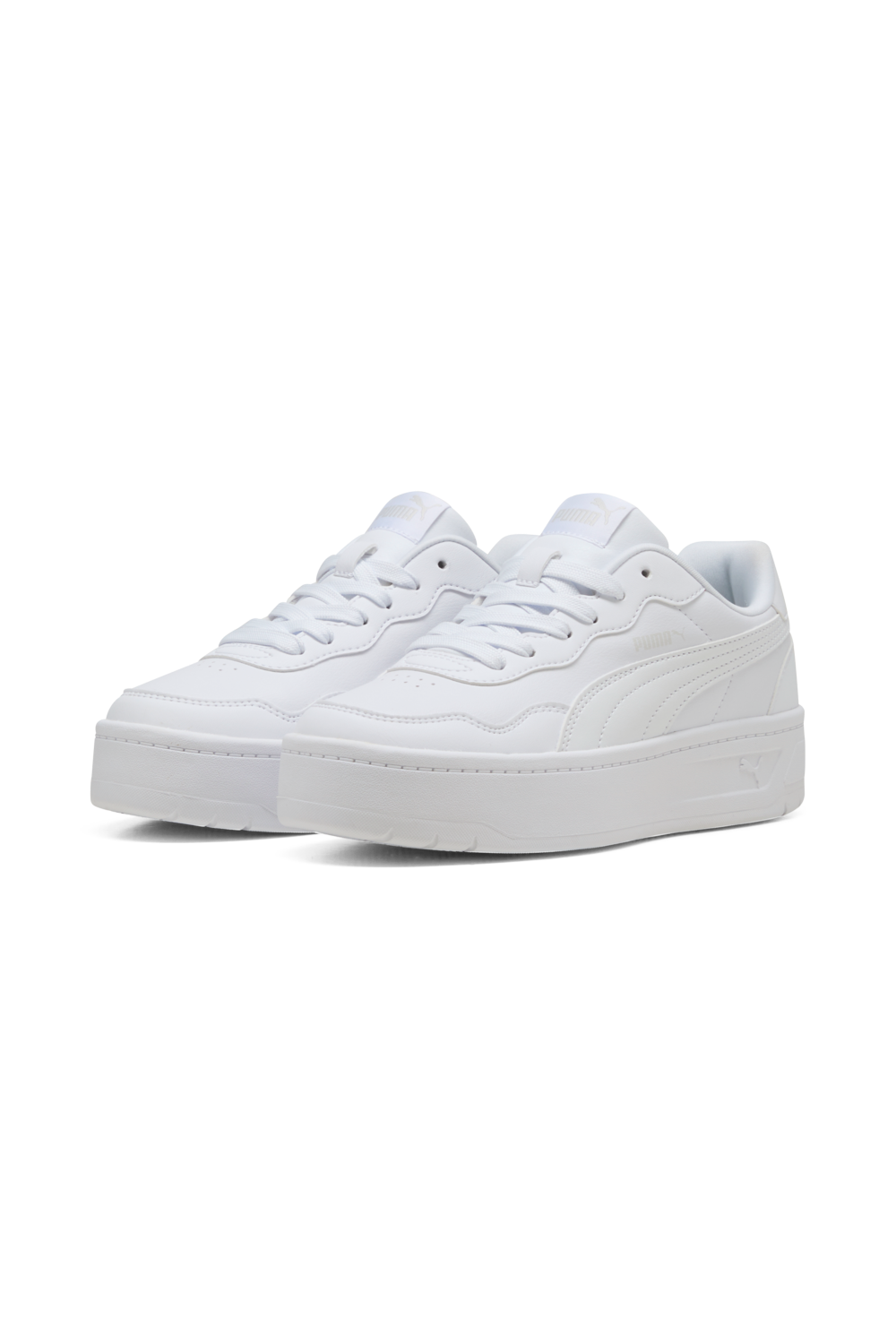 תמונת תקריב של נעלי סניקרס