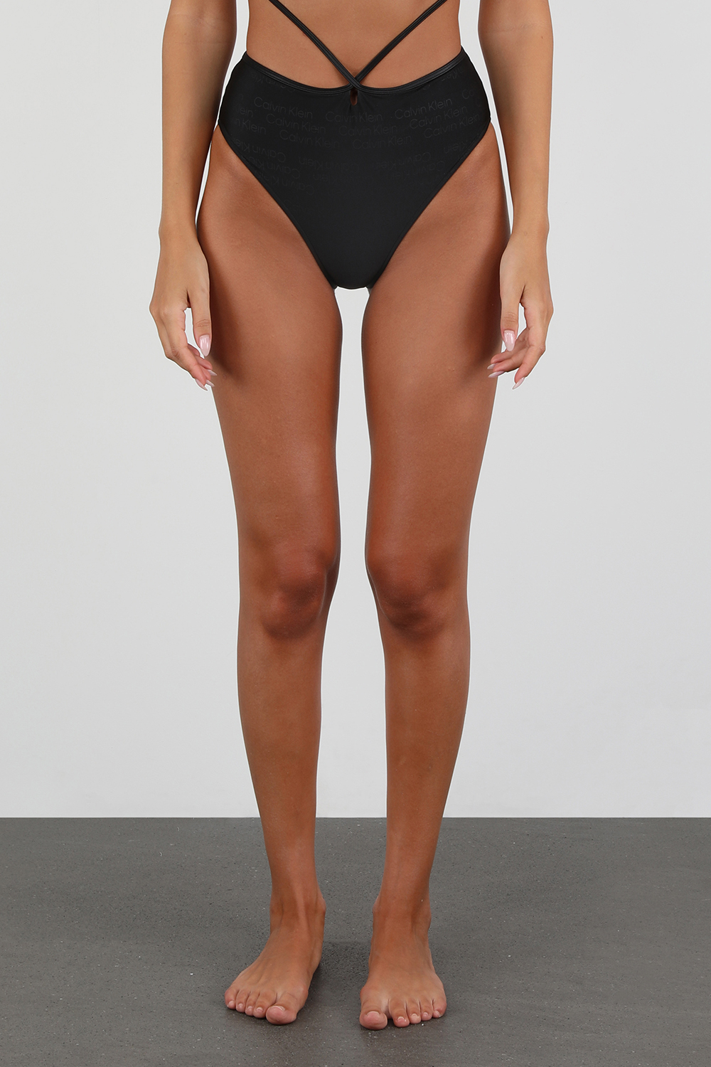 תמונת דוגמן קידמית של תחתוני ביקיני גבוהים בעיטור רצועות