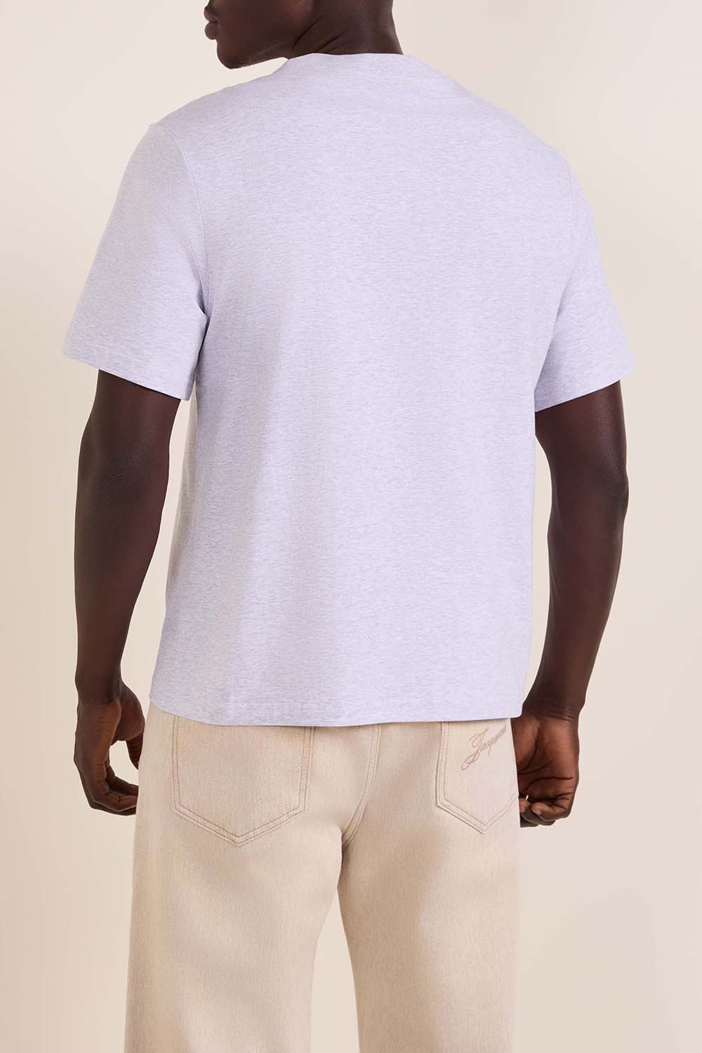 תמונת תקריב דוגמן של חולצת טי