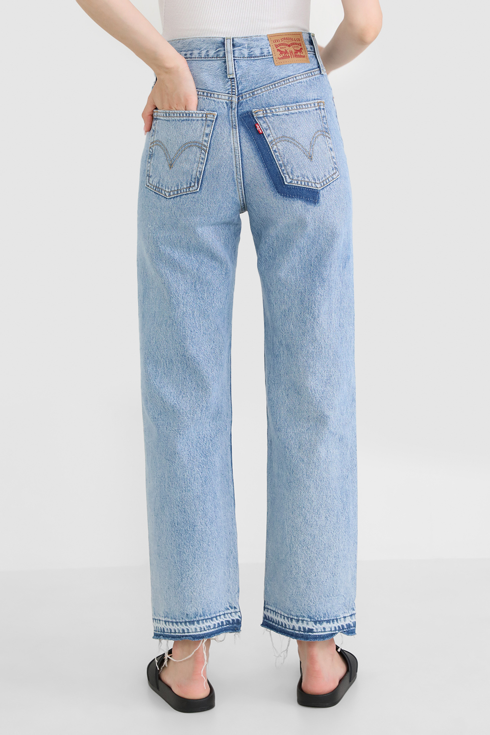 תמונת דוגמן אחורית של מכנסי ג'ינס ריבקייג' ישרים