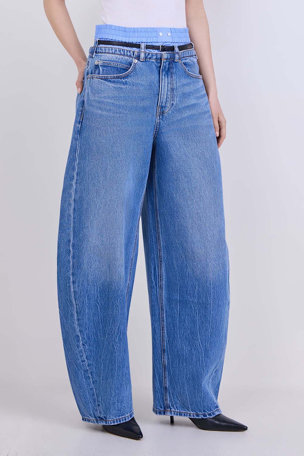 תמונת דוגמן קידמית של מכנסי ג&rsquo;ינס בגזרה רחבה