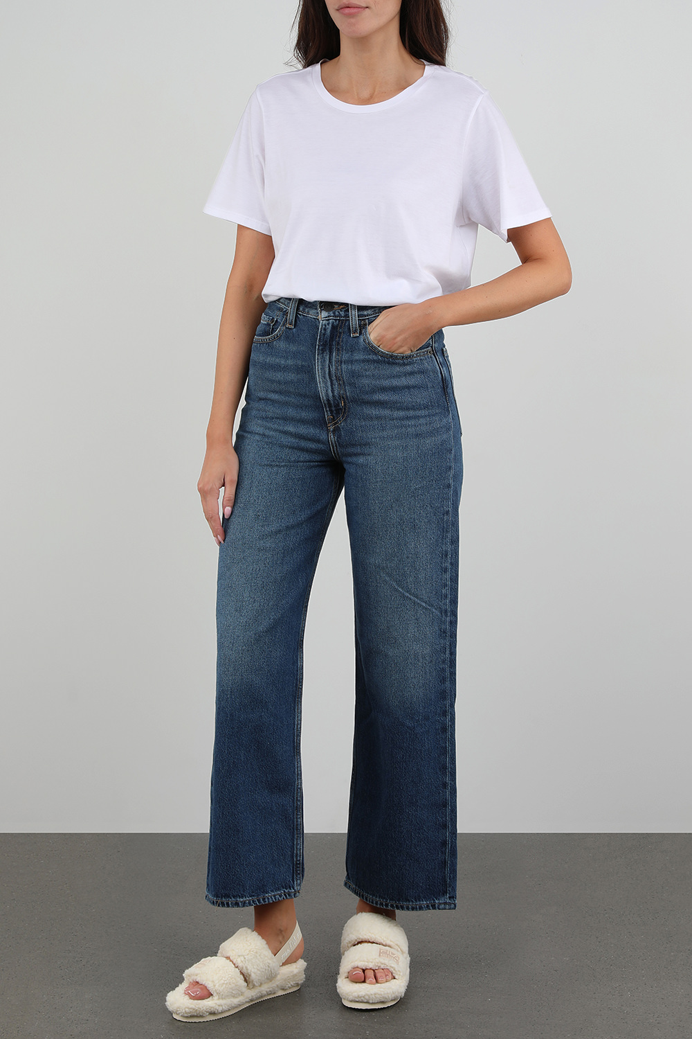 תמונת דוגמן קידמית של סנדלים דמוי פרווה בגוון לבן