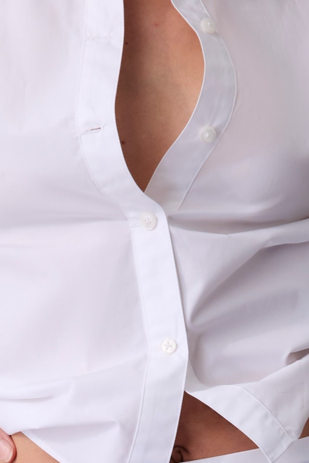 תמונת תקריב דוגמן של חולצת כפתורים קרופ