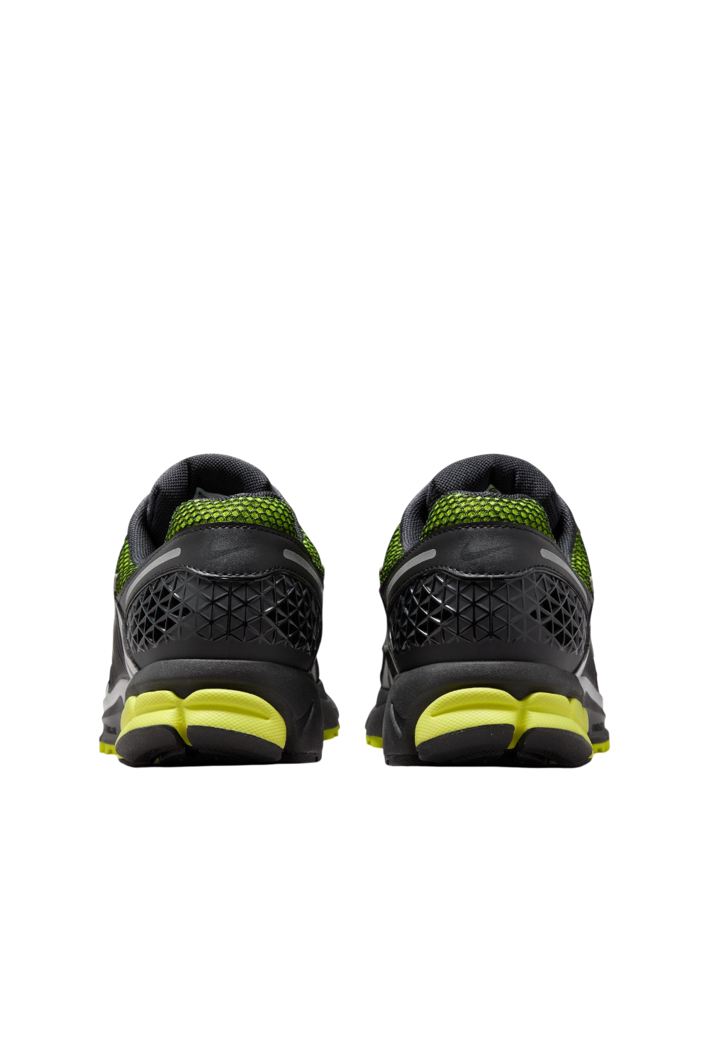 תמונת תקריב של נעלי סניקרס זום וומרו 5