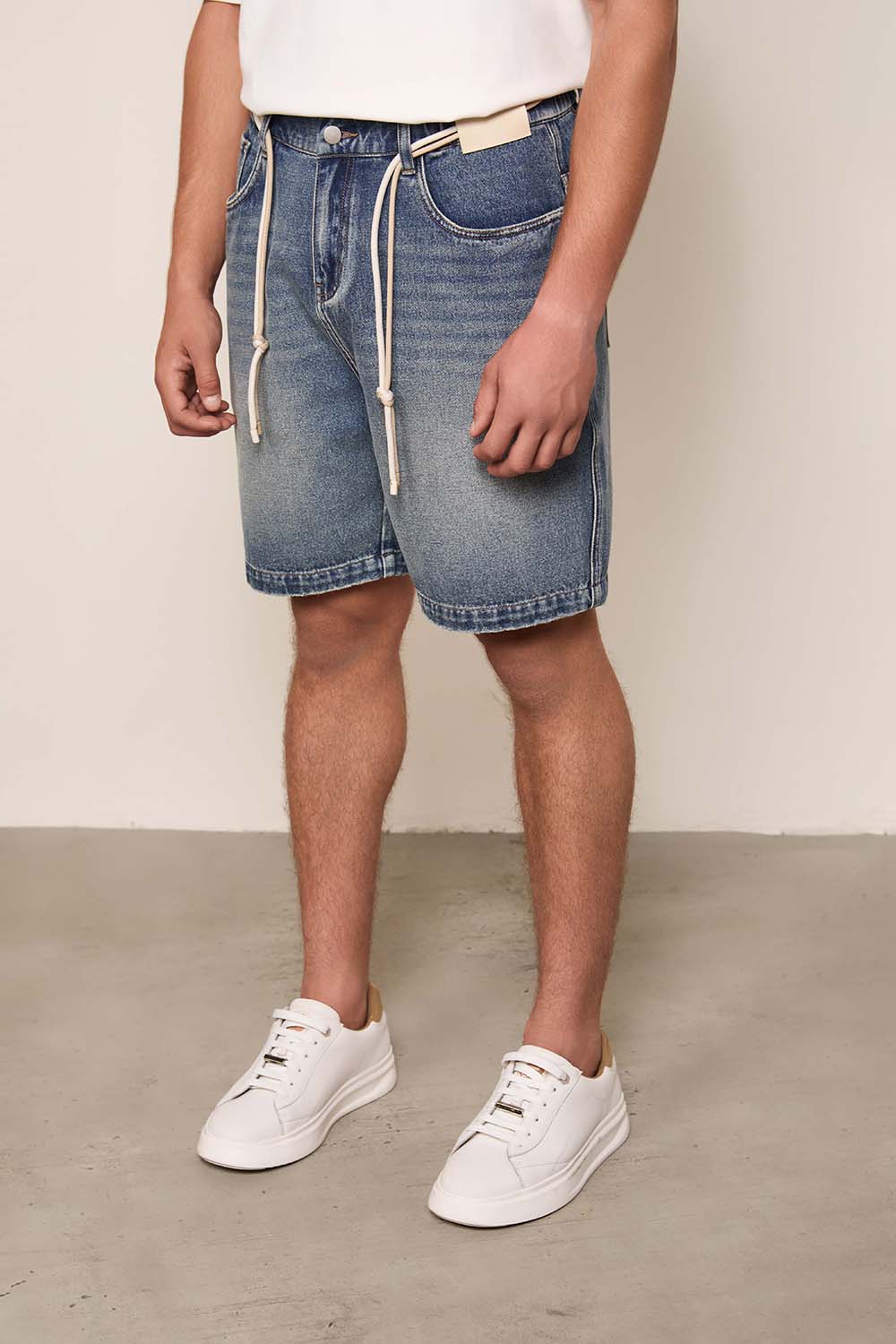 תמונת דוגמן קידמית של מכנסיים קצרים