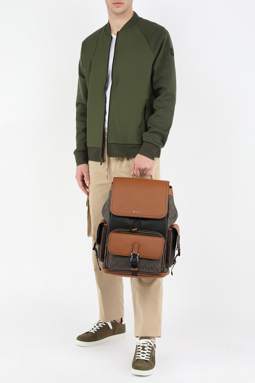 תמונת דוגמן קידמית של נעלי סניקרס מעור מונוגרמיים בגוון ירוק זית