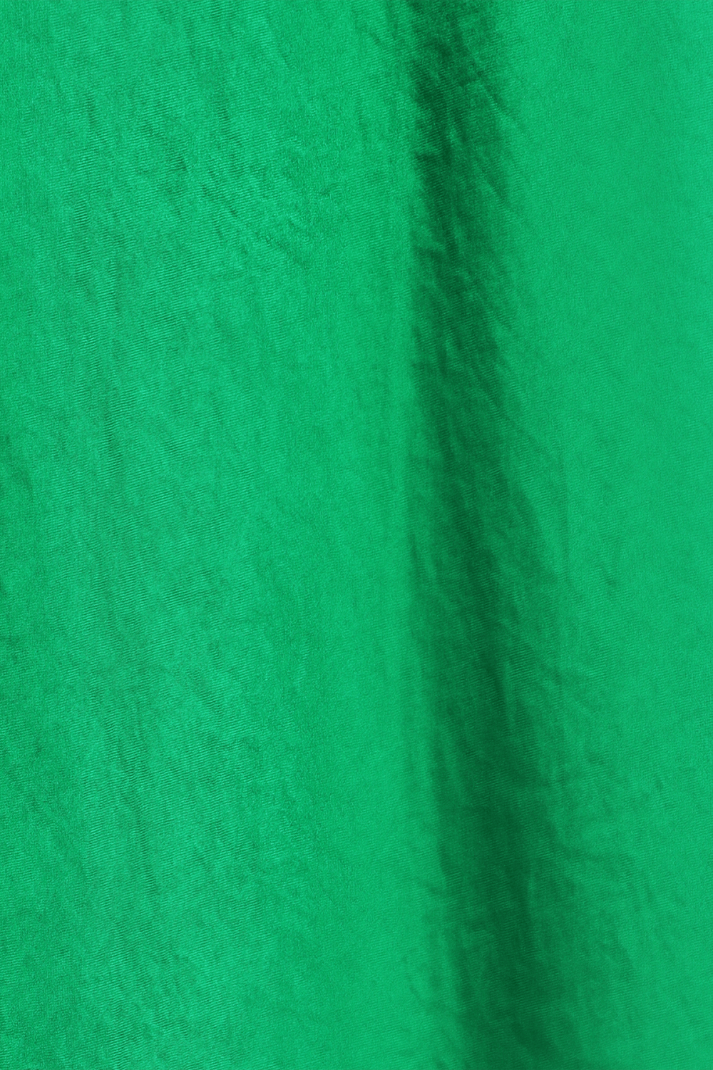 תמונה אחורית של חצאית סליפ מידי מסאטן עם שסע