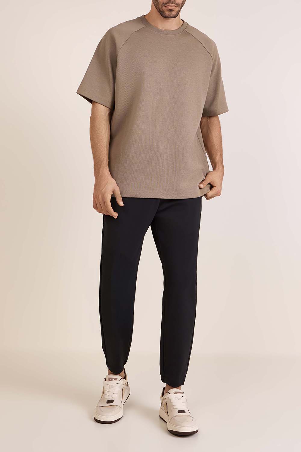 תמונת דוגמן קידמית של נעלי סניקרס