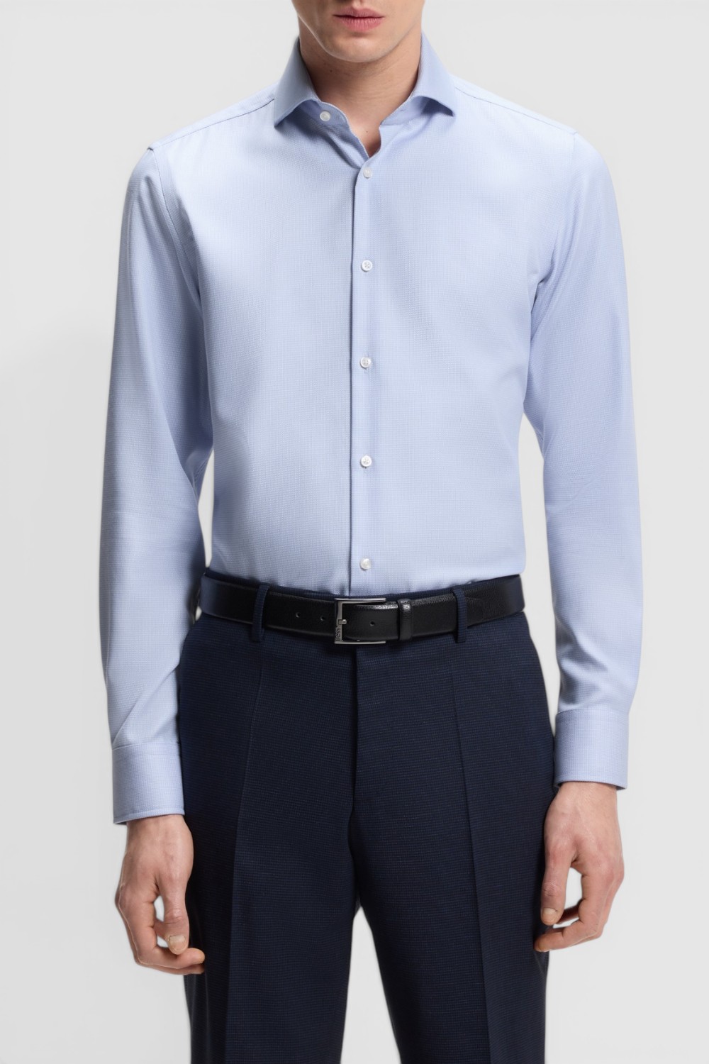 תמונת דוגמן קידמית של חולצה מכופתרת בגזרה ישרה