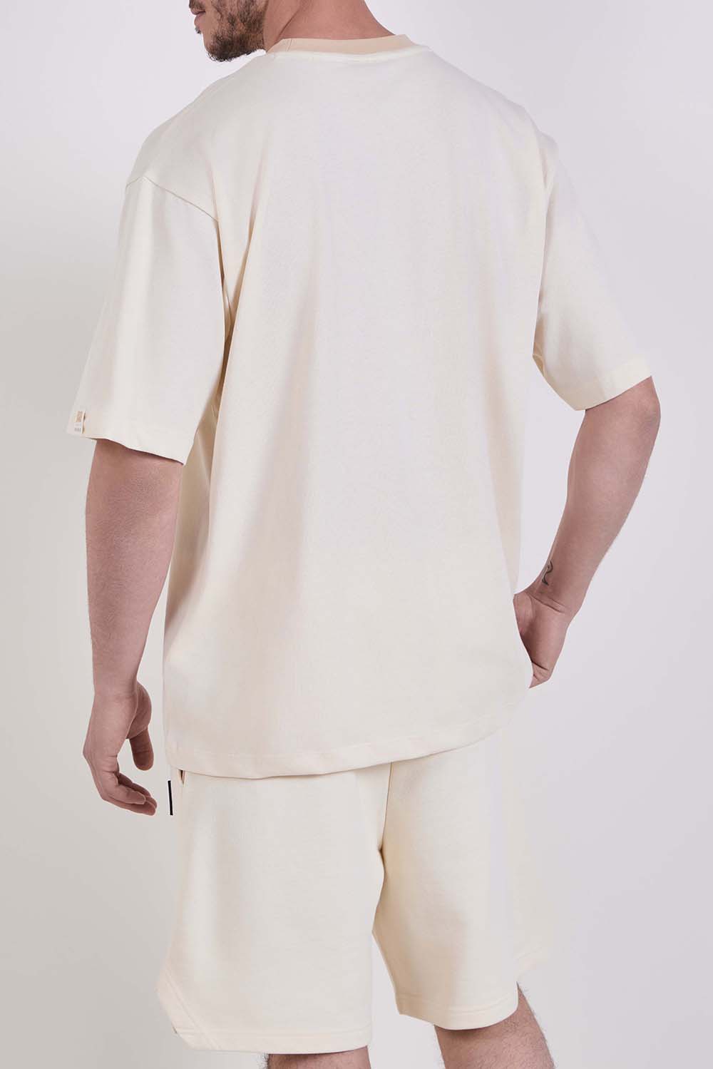 תמונת דוגמן אחורית של חולצת טי