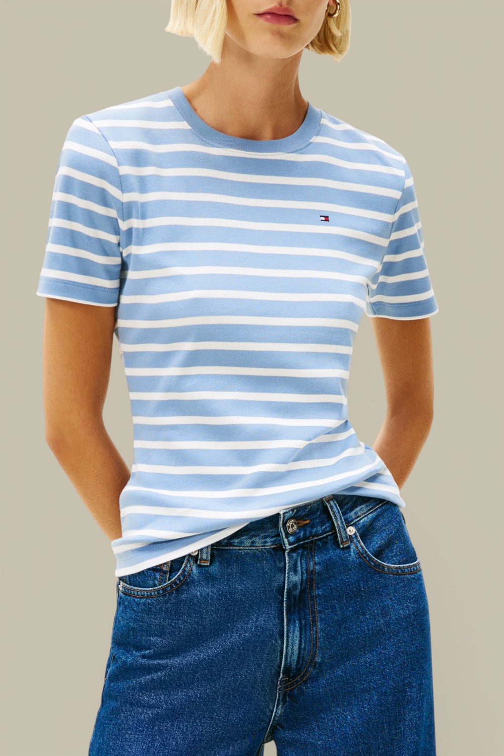 תמונת דוגמן קידמית של חולצת טי פסים