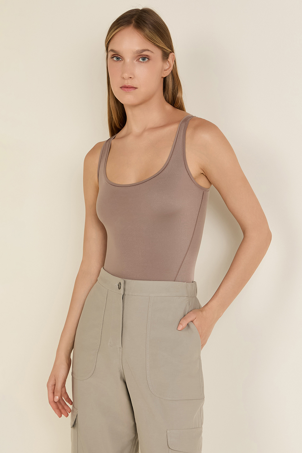 תמונת דוגמן קידמית של Nulu Square-Neck Sleeveless Bodysuit