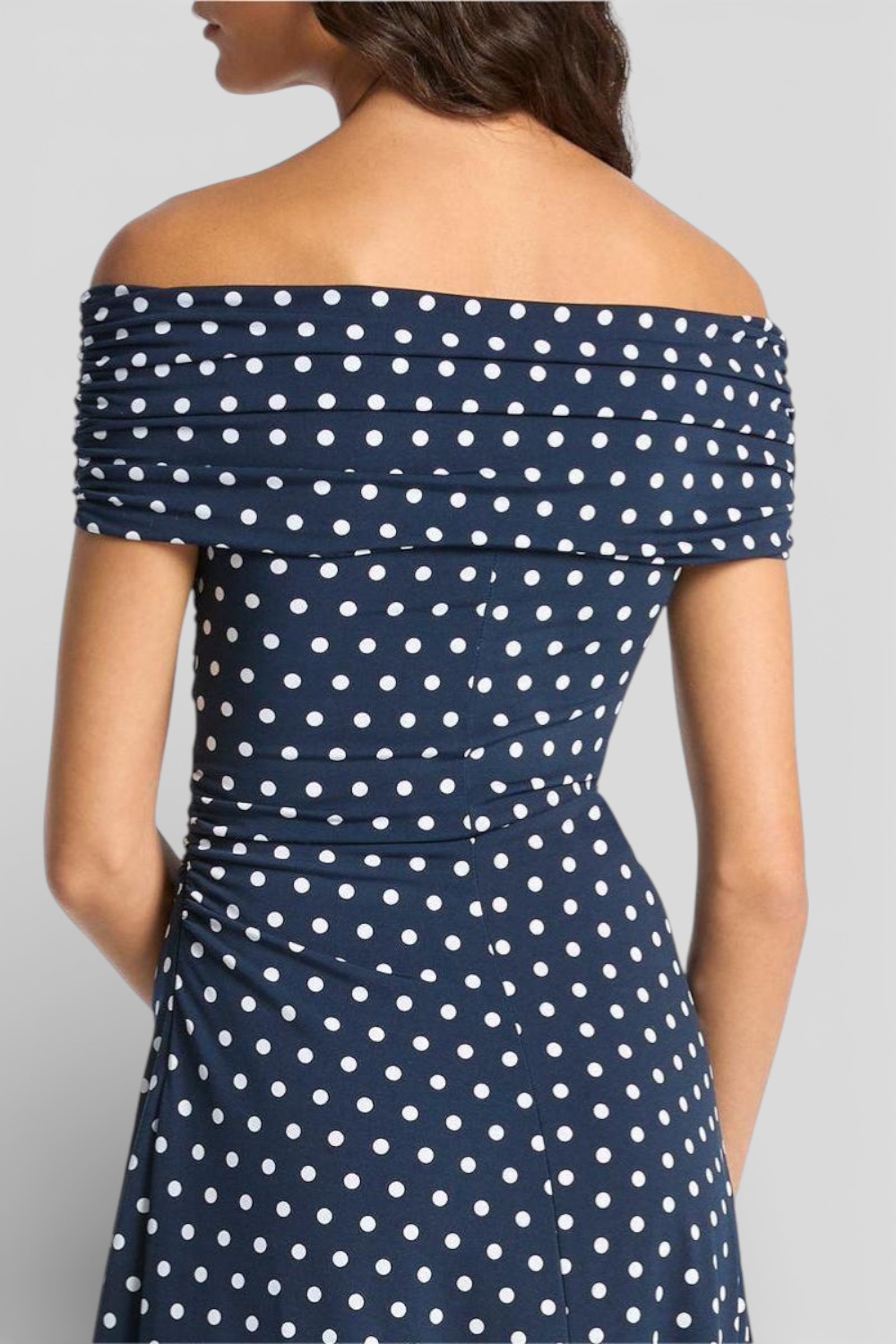 תמונת תקריב דוגמן של שמלת מידי