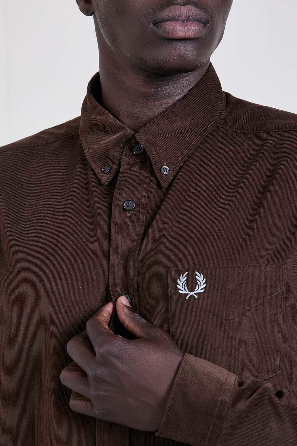 תמונת תקריב דוגמן של חולצת כפתורים קורדרוי