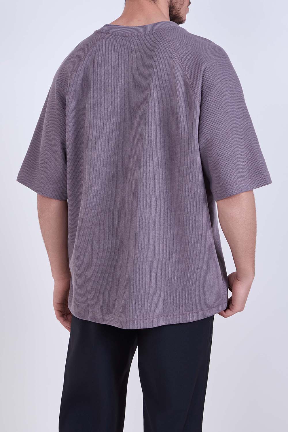 תמונת דוגמן אחורית של חולצת טי משוחררת