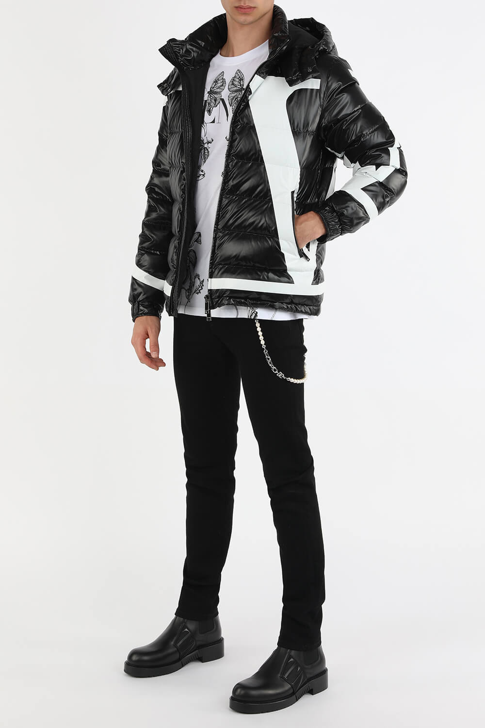 תמונת דוגמן קידמית של מגפונים שחורים עם לוגו