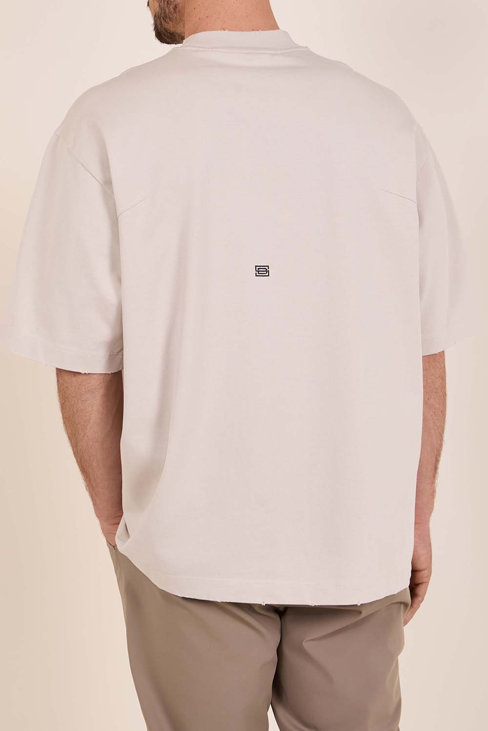 תמונת דוגמן אחורית של חולצת טי אוברסייז