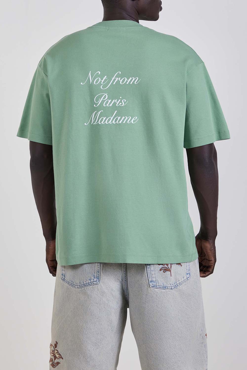 תמונת דוגמן אחורית של חולצת טי בגזרה משוחררת