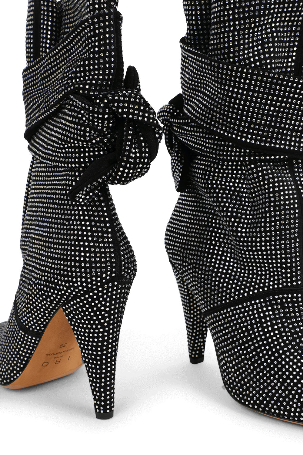 תמונת תקריב של מגפי עקב נורי מעור עם עיטורי ניטים