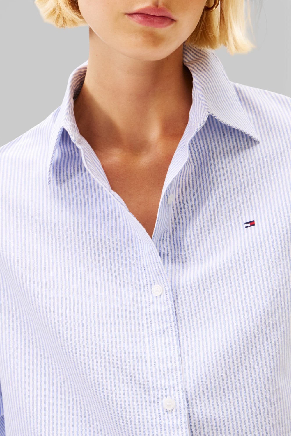 תמונת תקריב דוגמן של חולצה מכופתרת בגזרה משוחררת