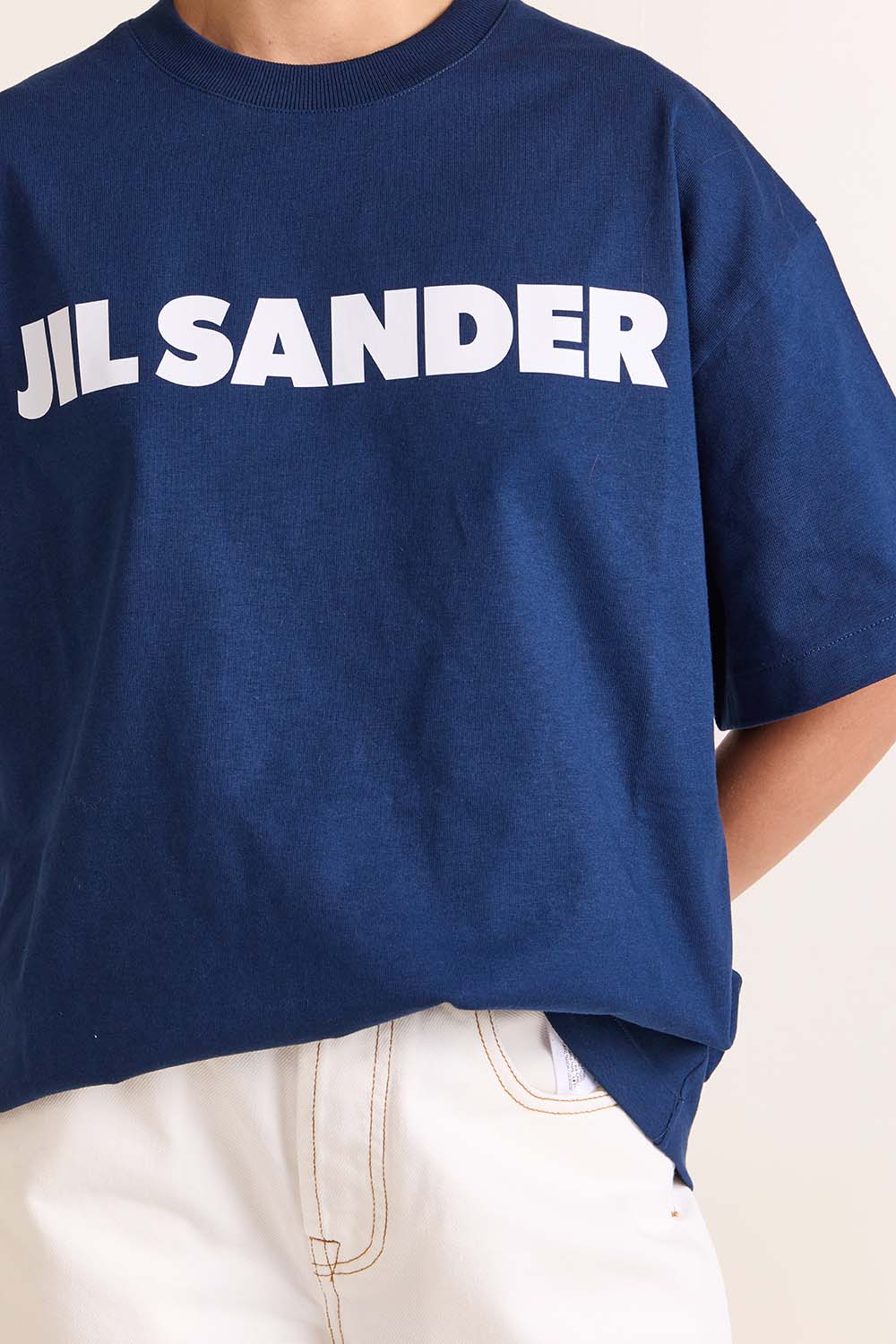 תמונת תקריב דוגמן של חולצת טי לוגו