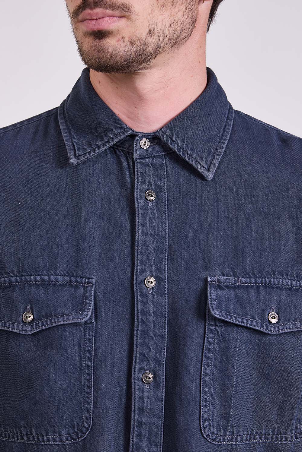 תמונת תקריב דוגמן של חולצת ג'ינס מכופתרת