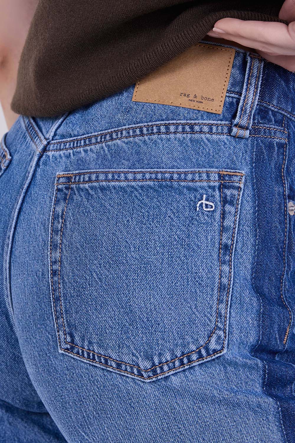 תמונת תקריב דוגמן של מכנסי ג'ינס בגזרה ישרה