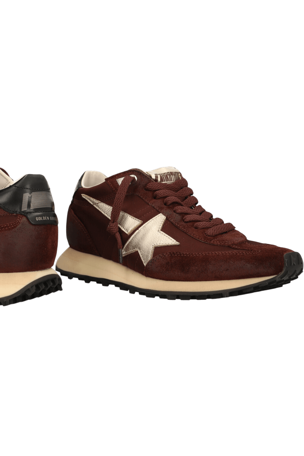 תמונת תקריב של נעלי סניקרס מרתון